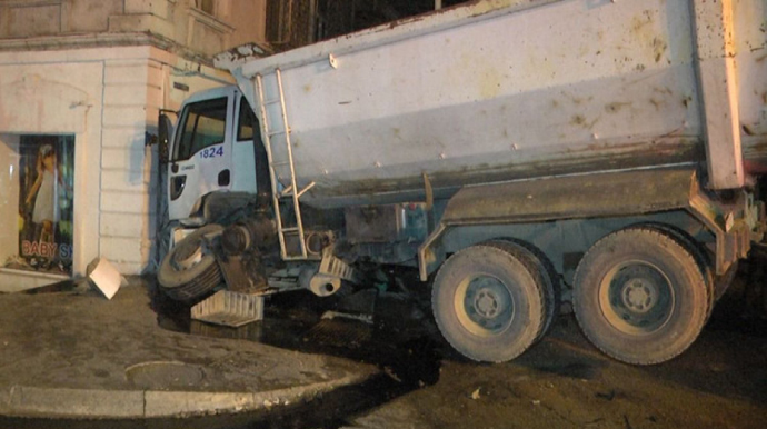 В Баку грузовик врезался в здание, есть пострадавшие  - ФОТО
