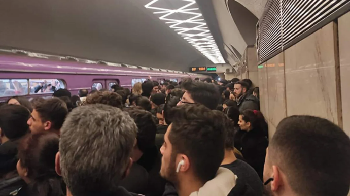 Bakı metrosunda pik saatlarda YENƏ PROBLEM:  Qatarda nasazlıq yarandı, interval xeyli artdı