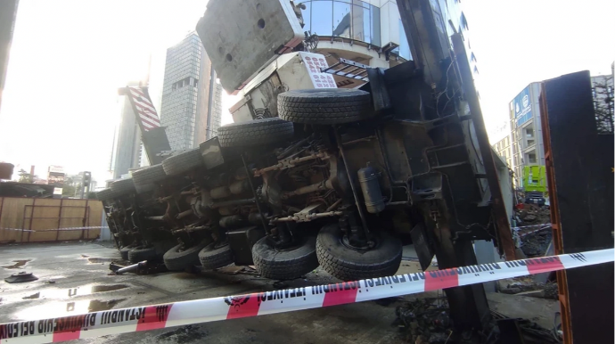 Əlli metrlik kran tələbə yataqxanasının üzərinə aşdı - FOTO