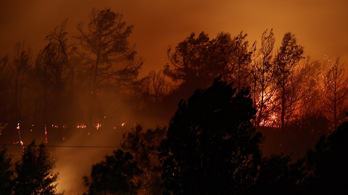 Türkiyədə yanğınsöndürənlər alovlar arasında qaldılar - ANBAAN VİDEO 