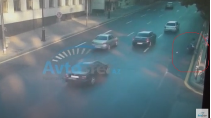 Yemək daşıyan moped sürücüsünün öldüyü qəzanın VİDEOSU 