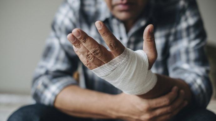 Şabranda avtomobil pəri sürücünün əlini doğradı  