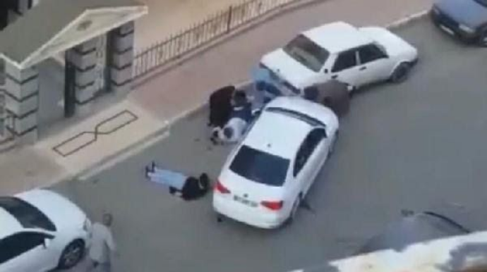 Sürücü mübahisə etdiyi ailənin üstündən 3 dəfə maşınla keçdi  - VİDEO