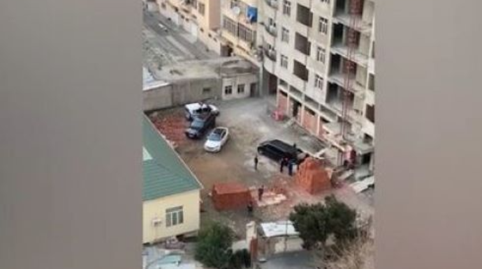 65 yaşlı fəhlə işlədiyi binadan yıxılaraq öldü  – VİDEO