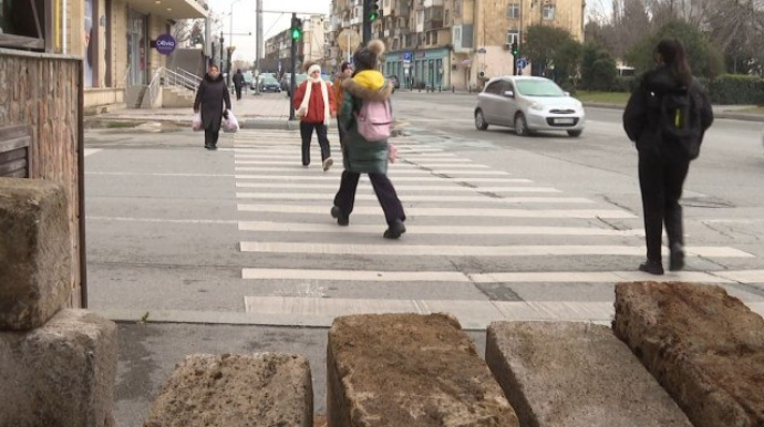 Bakıda restoran piyada keçidini zəbt etdi – ŞİKAYƏT - VİDEO 