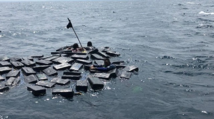 Okeanda batmış qayıqda 2,6 ton kokain aşkarlandı 