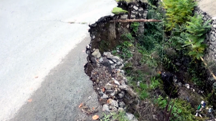 Şəkidə yol çökdü, təhlükəli vəziyyət yarandı - VİDEO 