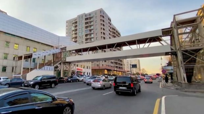 Koroğlu Rəhimov küçəsində qanunsuz olaraq piyada keçidinin tikintisi davam edir - VİDEO 