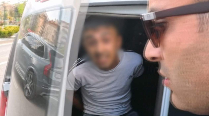 Elçibəy küçəsində polisə tabe olmayan vəsiqəsiz sürücü tutuldu; 45 min cərimə - VİDEO 