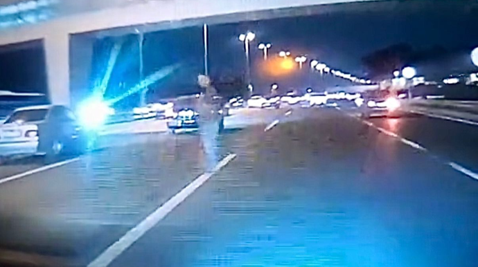 Yolun ortasında dayanan piyada sürücülərə təhlükə yaratdı    - VİDEO