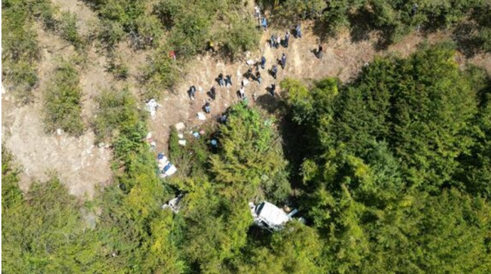 Maşın 50 metr hündürlükdən aşdı:  22 nəfər yaralanıb - FOTO 