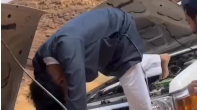 Xarab olan maşını işə salmaq üçün öz bədənindən istifadə etdi, alınmadı - VİDEO 