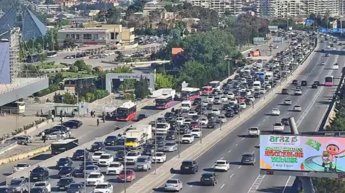 На каких улицах Баку 1 июня наблюдаются транспортные заторы? 