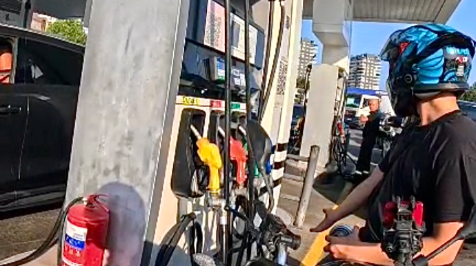 SOCAR-dan narazılıq: Moto sürücülərinə "5 manatlıq" deyib gözlətdilər - VİDEO 