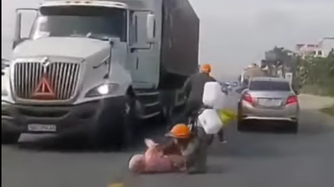 Moto sürücüsü və sərnişini ölümün pəncəsindən son anda qurtuldular   - VİDEO