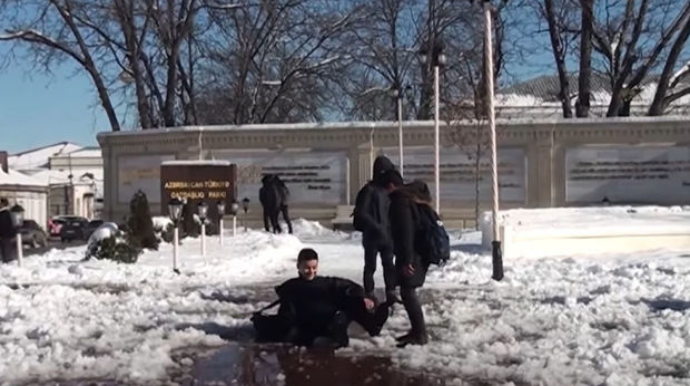 Quba sakinləri təmizlənməyən səkilərin qurbanı oldular - VİDEO 