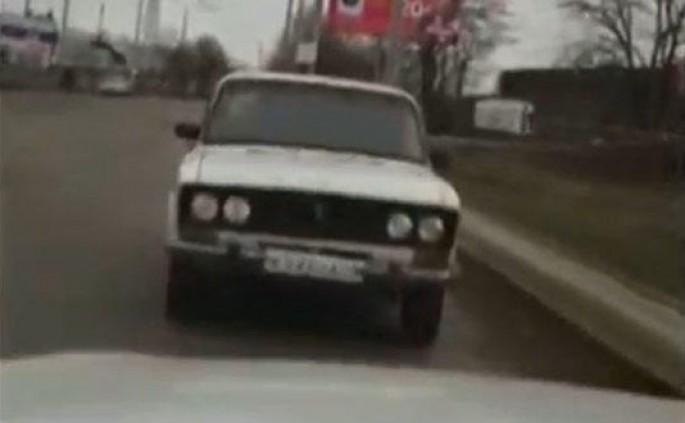 “06”ya arxadan sükan qoyub maşını şəhərdə geriyə sürür - VİDEO