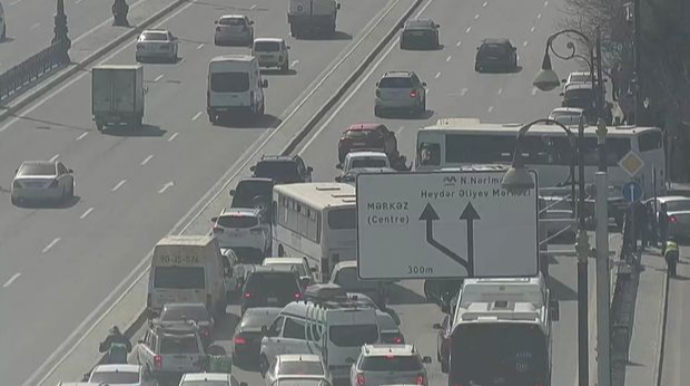 Bakıda yoldakı qəza və nasaz avtomobil sıxlıq yaratdı - FOTO 