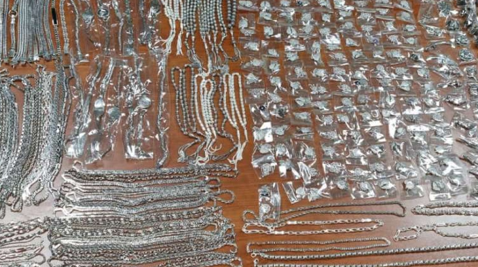 Gömrükçülər 5 kiloqramdan çox gümüş zinət əşyaları aşkarlayıb 