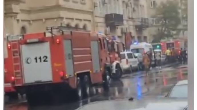 Bakının mərkəzində ev yandı, küçədə sıxlıq yarandı - VİDEO 