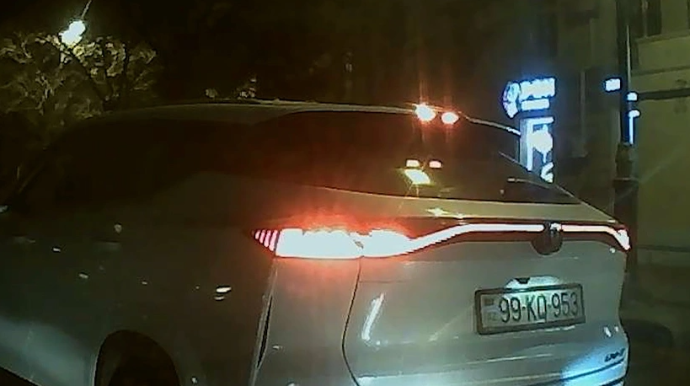 Bakıda "qoçu" sürücü peyda olub - Maşınların qarşısını kəsir, "əcəb edirəm" deyir - VİDEO