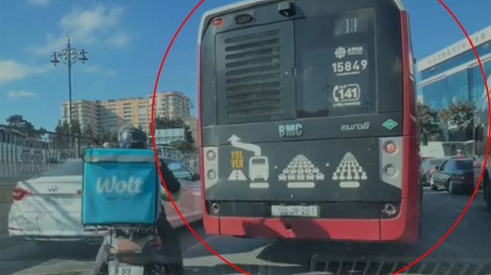 "BakuBus"ın sürücüsü niyə avtobus zolağı ilə hərəkət etmir? - VİDEO 