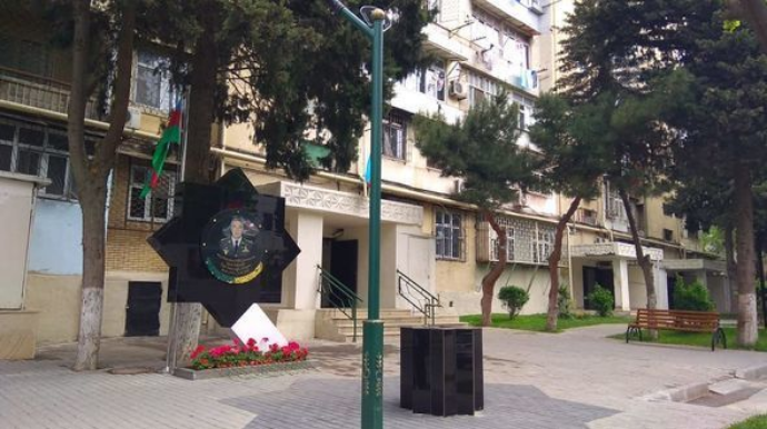 Перед домом Ильгара Мирзоева установлена мемориальная доска  - ФОТО