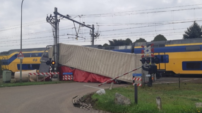 Sərnişin qatarı TIR-ı iki hissəyə böldü; 2 sərnişin xəsarət aldı – ANBAAN VİDEO