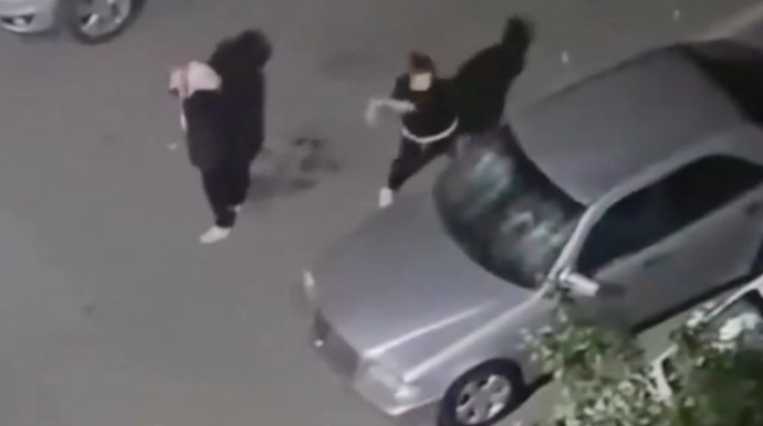 Bakıda qadın daşla maşına zərər yetirdi - ANBAAN VİDEO 