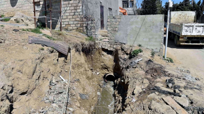 В одном из районов Баку произошел обвал канализации, дома затопило 