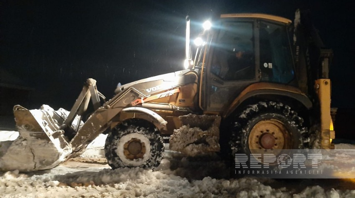 Qarlı hava şəraiti Cəlilabadda nəqliyyatın hərəkətində qismən problemlər yaradıb   - FOTO