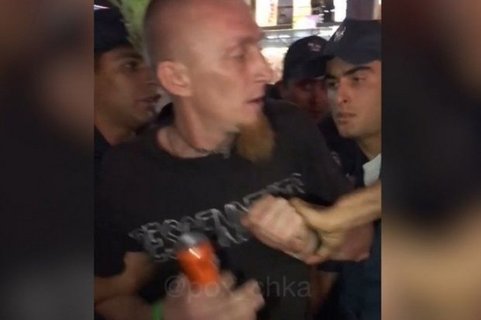Erməni polislər turisti döydü - VİDEO