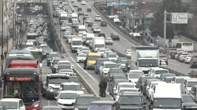 Bakı-Sumqayıt yolunda böyük tıxac: "Düz bir saat 45 dəqiqədir ki, burada qalmışıq" - VİDEO