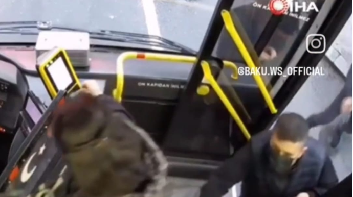 Öğurladığı telefonu bəyənmədi,  onu geri qaytararkən yaxalandı  - VİDEO