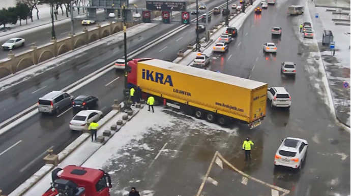 Nərimanovda QƏZA: Yük maşını yoldan çıxdı - FOTO - VİDEO - YENİLƏNİB