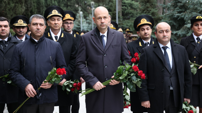 DDLA-nın kollektivi Ulu Öndərin abidəsini ziyarət edib - FOTO