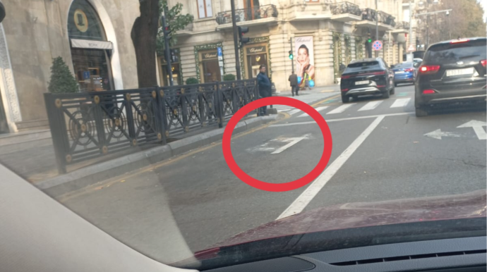 В Баку наложенные друг на друга знаки сбивают с толку водителей - ФОТО 