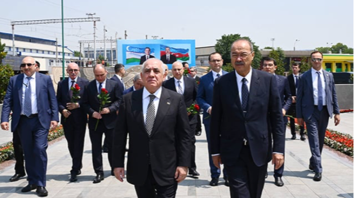 Baş nazirlər Heydər Əliyevin barelyefini ziyarət etdi - FOTO