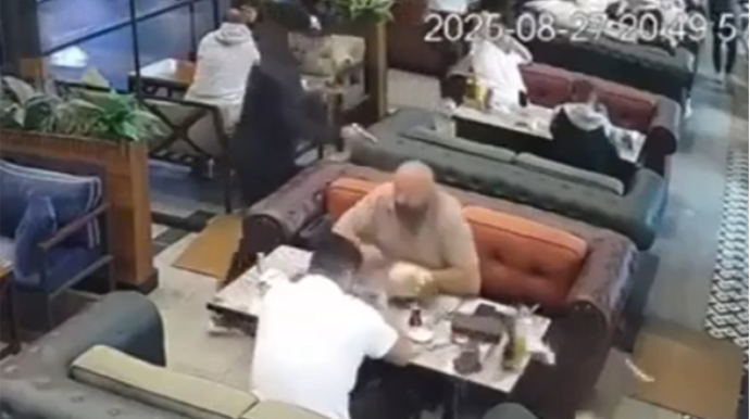 İdman klubunun rəhbəri yemək yeyərkən öldürüldü - VİDEO