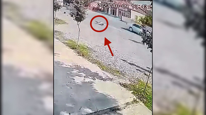 Dəhşətli qəza:  “Mercedes” məktəblini vuraraq metrlərlə uzağa sürüdü  - VİDEO