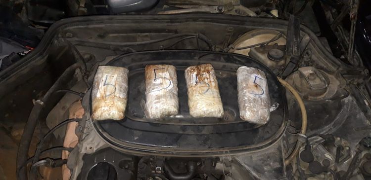 Gömrükçülər "Mercedes"in mühərrikindən narkotik tapdılar - FOTO