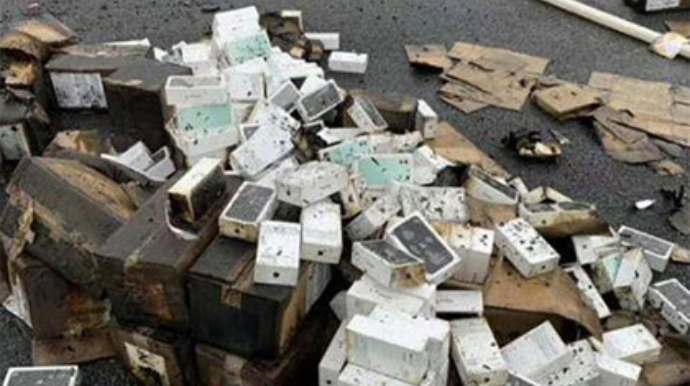 Mobil telefon daşıyan TIR aşdı;  20 mindən çox telefon yandı - FOTO 