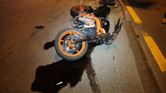 Bakıda motosikletlə avtomobil toqquşdu, xəsarət alan var 