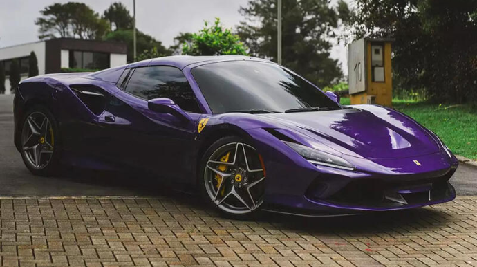 Məşhur müğənninin bənövşəyi “Ferrari”si..  - FOTO