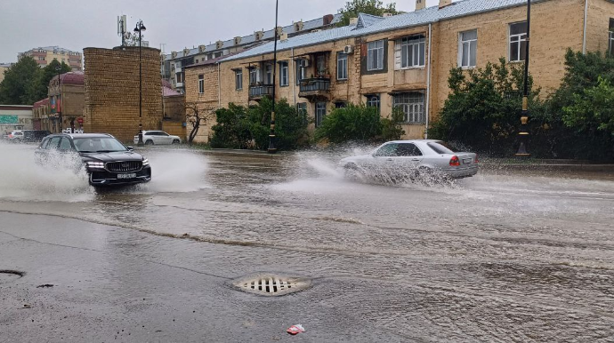 Gəncədə avtomobillərin hərəkəti çətinləşdi: Yağan güclü yağış ... - FOTOLAR
