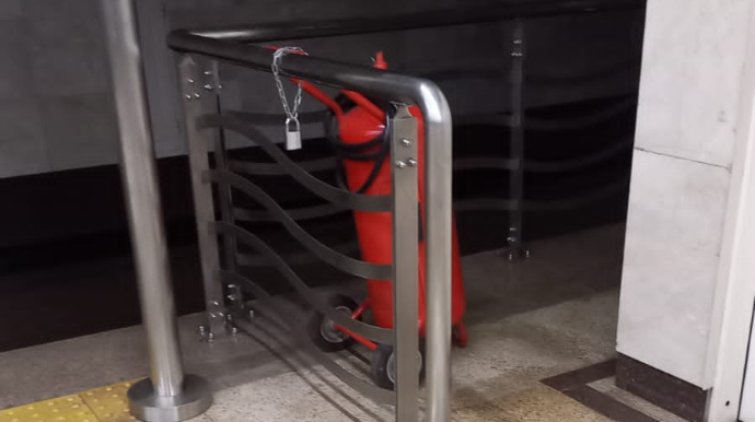 Metroda yanğınsöndürən balonlar nə üçün zəncirlənir?  - FOTO