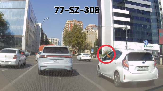 Manevr qaydasını pozub təhlükə yaratdı, sonra əlini çıxarıb narazılıq etdi - VİDEO