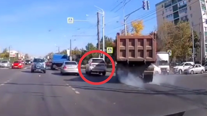 Manevr qaydasını pozan "Prado" sürücüsü yük maşınını qəzaya saldı - VİDEO