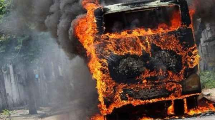 Hindistanda avtobus qəzası - Sərnişinlər yanaraq öldü 