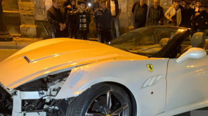 Bakıda “Prius” “Ferrari”yə çırpıldı, xəsarət alanlar var  - VİDEO